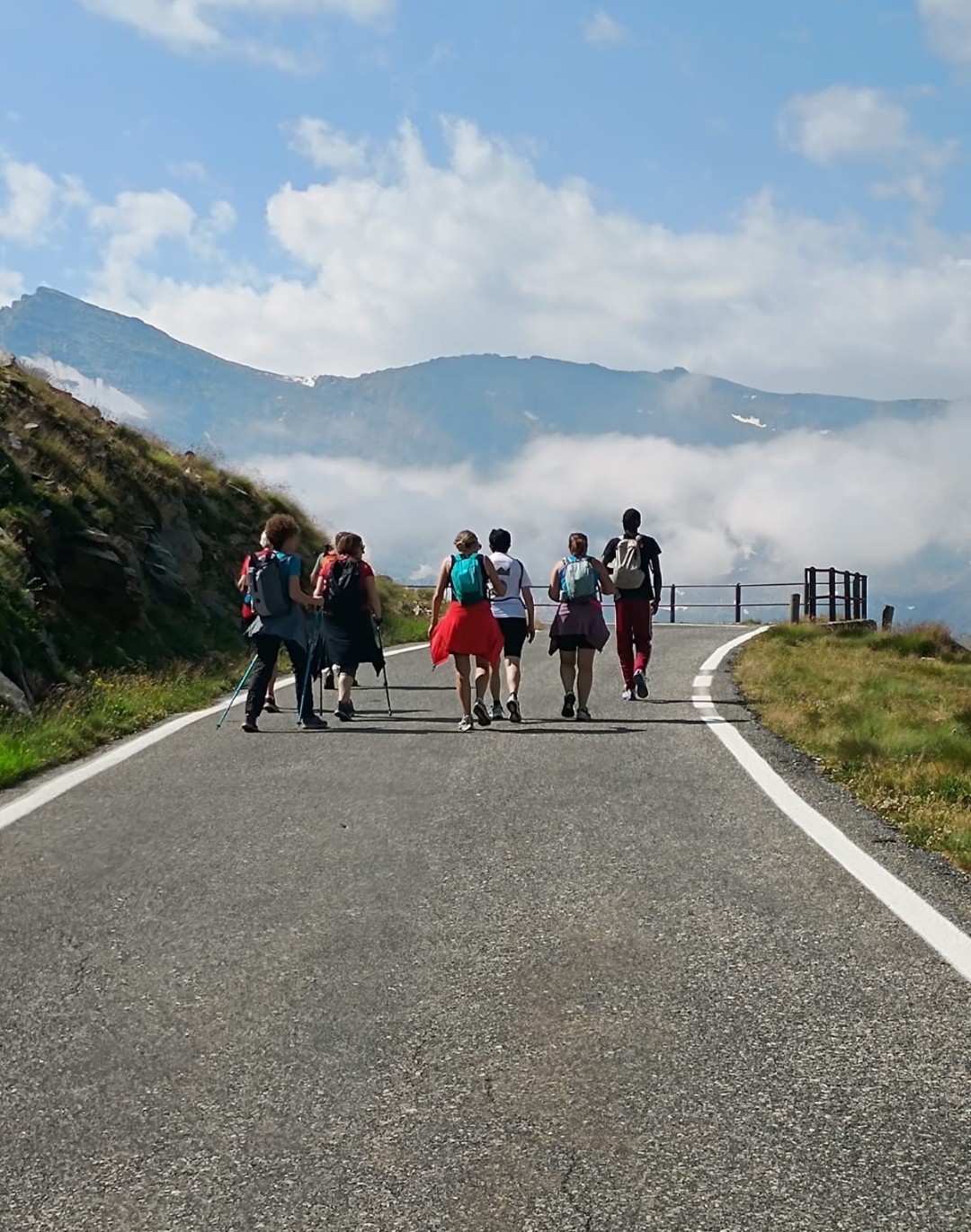 Il gruppo ParchiInCammino durante un’escursione in montagna